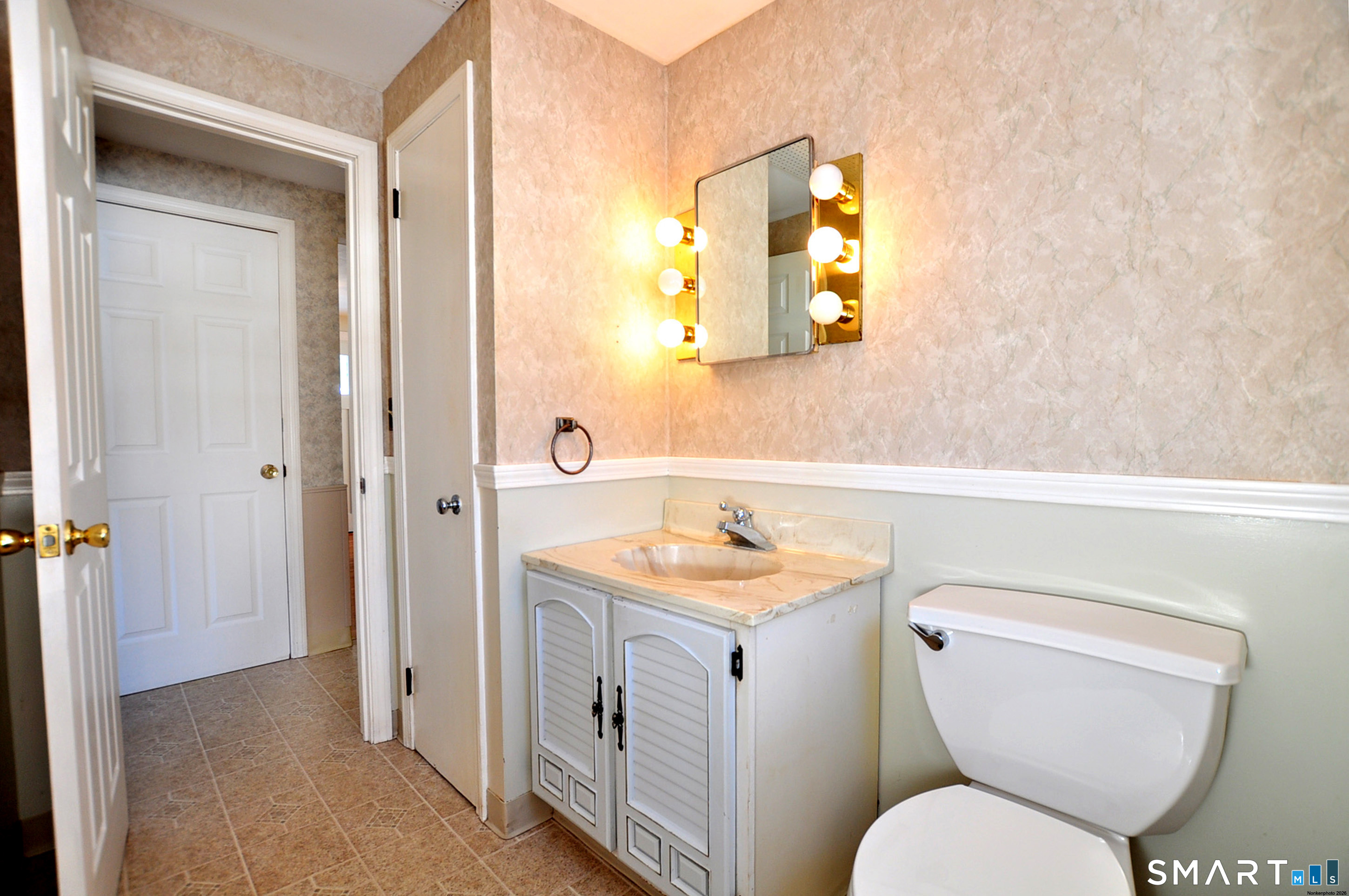 85 Lydall Street Manchester, CT 06042 - Photo 17 of 36