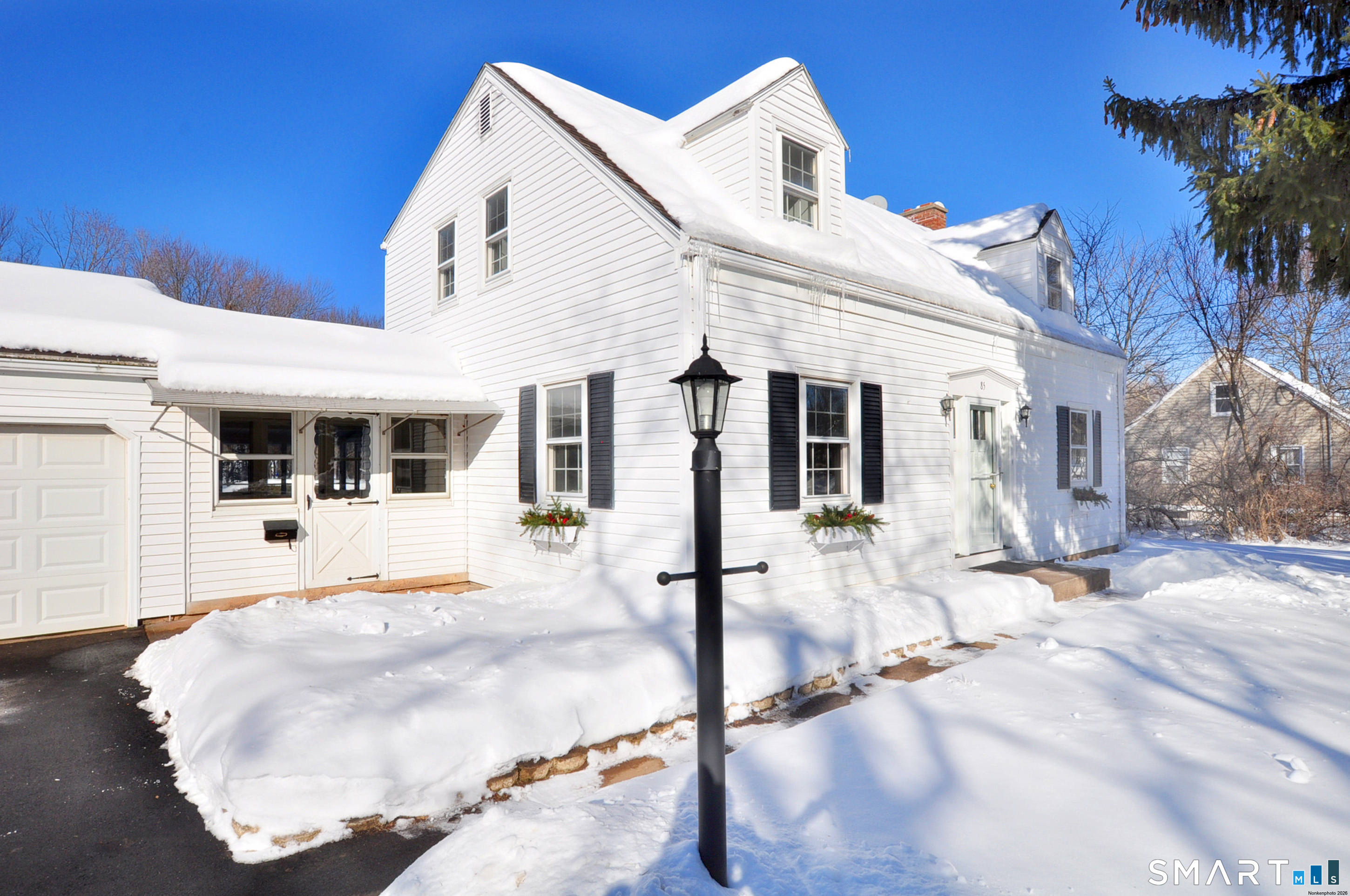 85 Lydall Street Manchester, CT 06042 - Photo 3 of 36