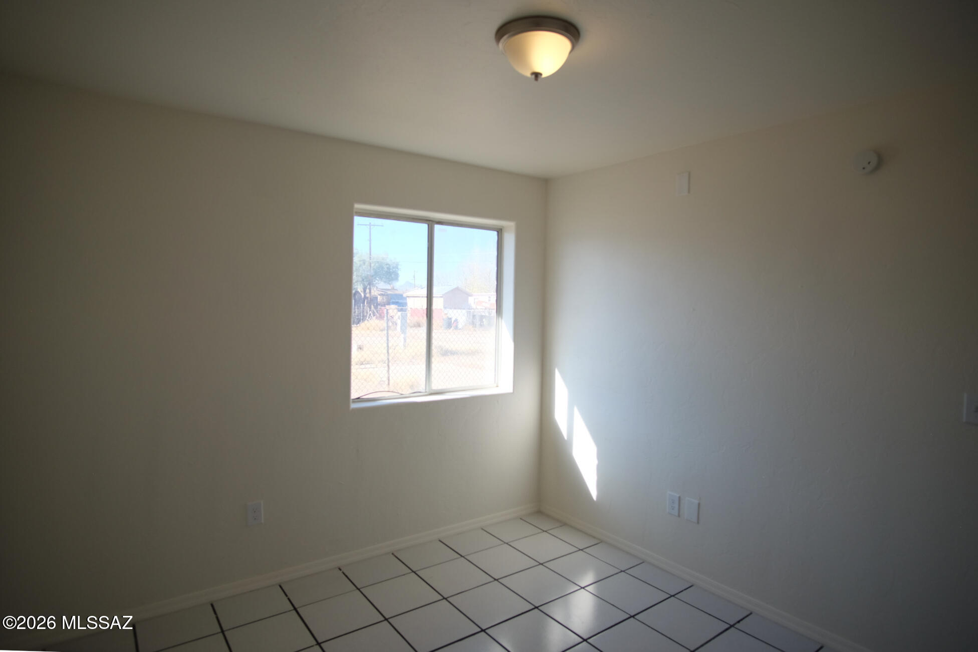 345 East Delta Road Tucson, AZ 85706 - Photo 40 of 45 an empty room with windows
