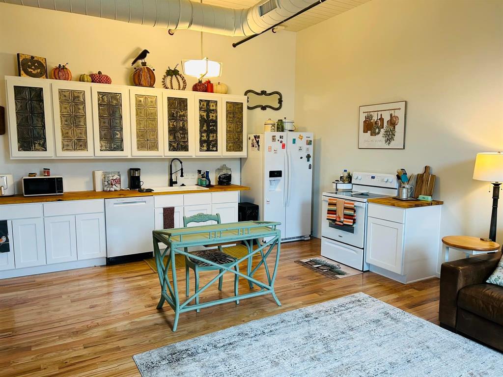 201 East Chambers Street, Unit 203 Cleburne, TX 76031 - Photo 1 of 8