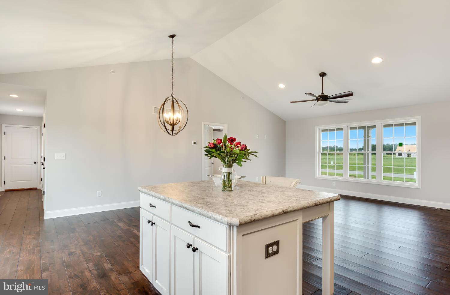 Kitchen w/island