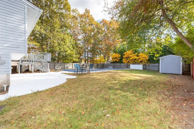 a view of a backyard