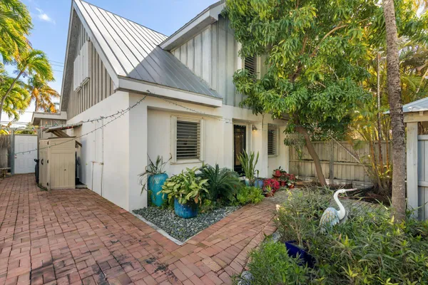 a living room with lots of furniture and a ceiling fan