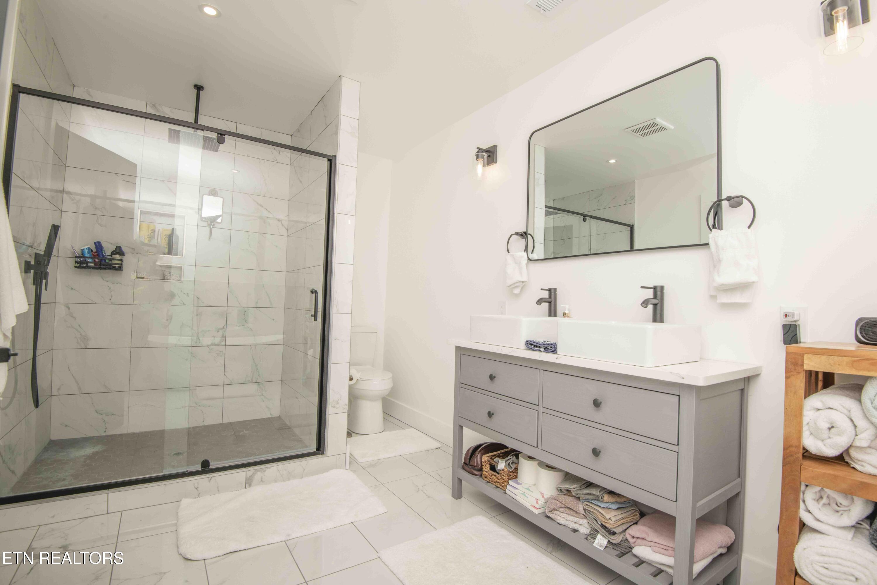 127 Ridge Lane Clinton, TN 37716 - Photo 21 of 50 master bath 2_1