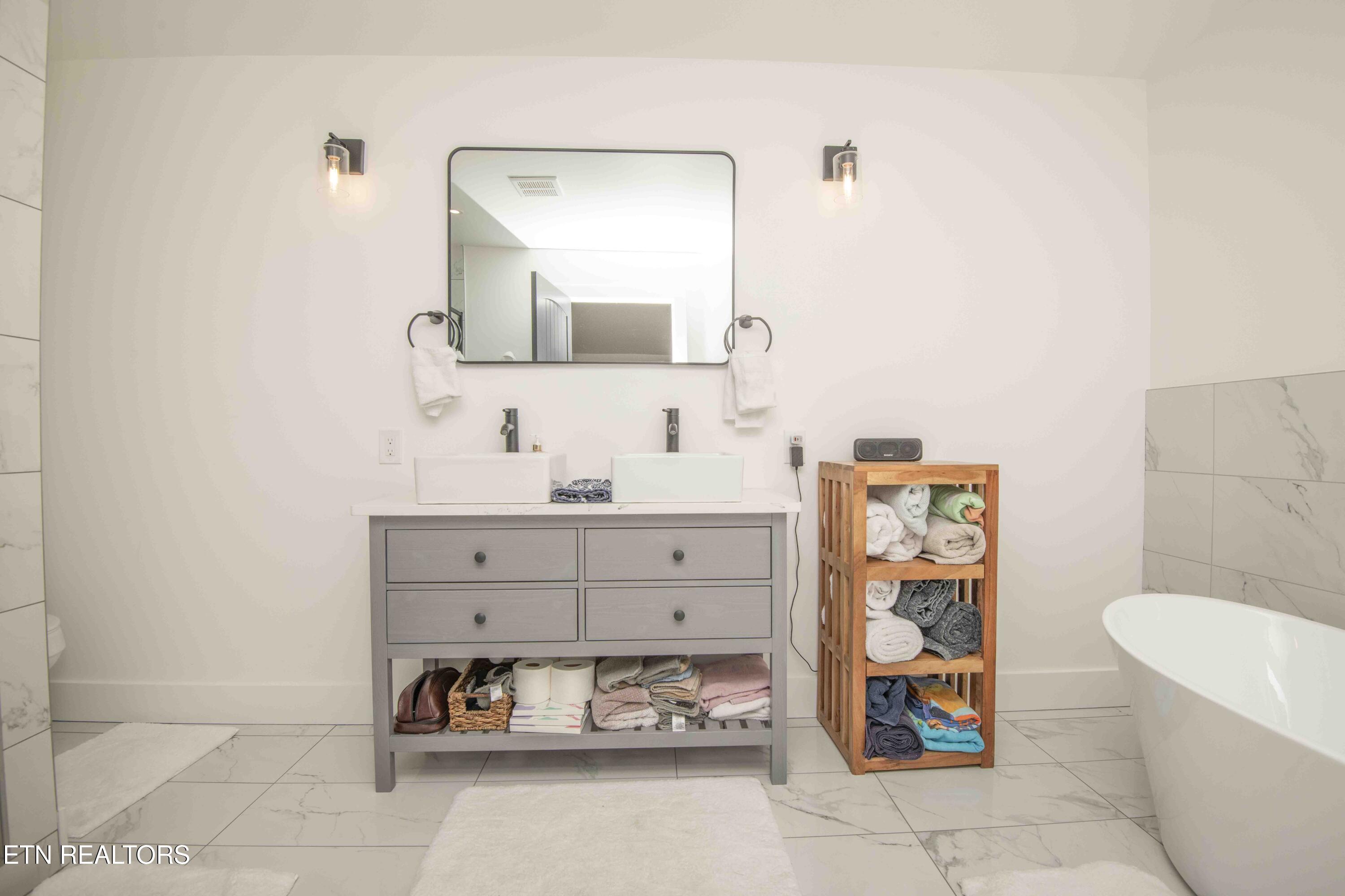 127 Ridge Lane Clinton, TN 37716 - Photo 22 of 50 master bath_1