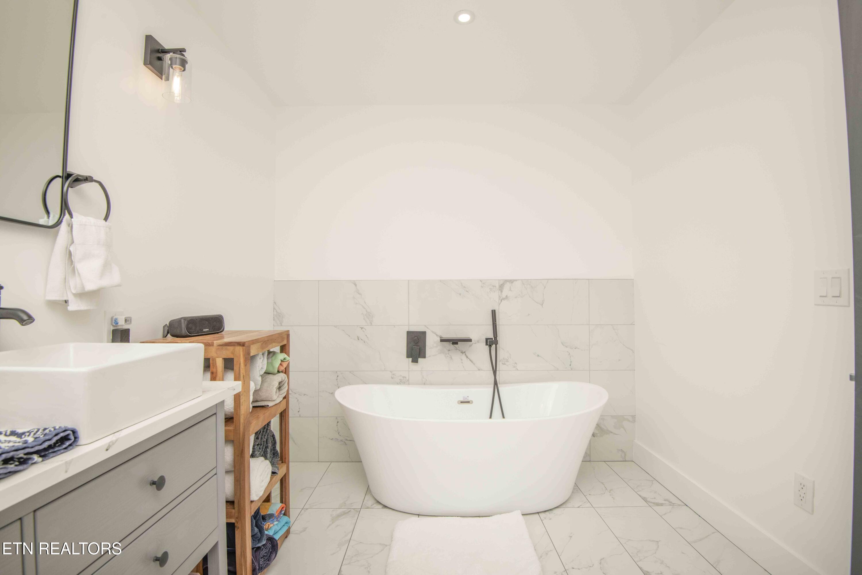 127 Ridge Lane Clinton, TN 37716 - Photo 23 of 50 master bath 1_1