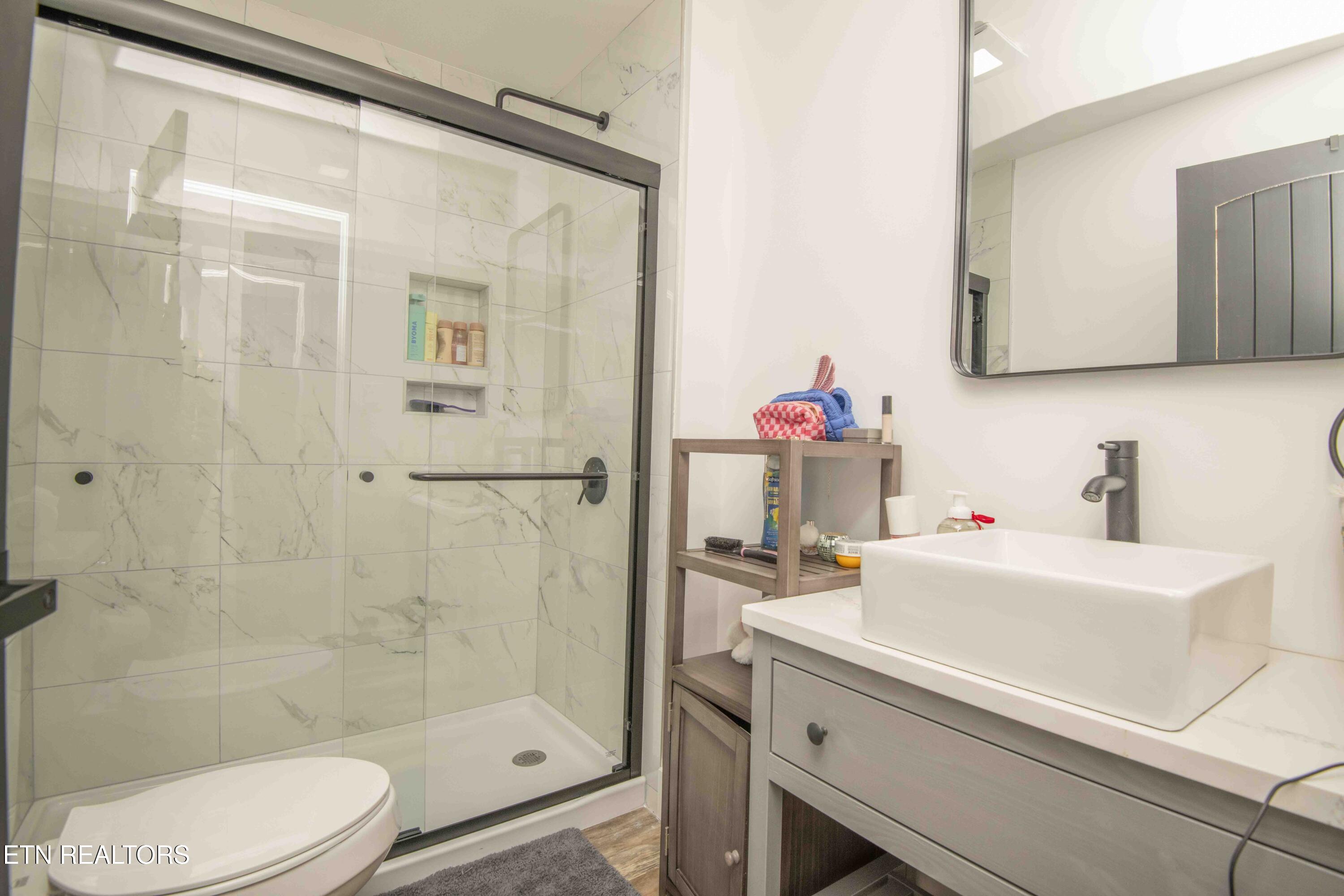 127 Ridge Lane Clinton, TN 37716 - Photo 37 of 50 second bath_1