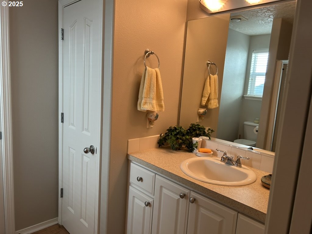 736 Kelsey Loop Molalla, OR 97038 - Photo 13 of 21 Owner's Suite Bathroom