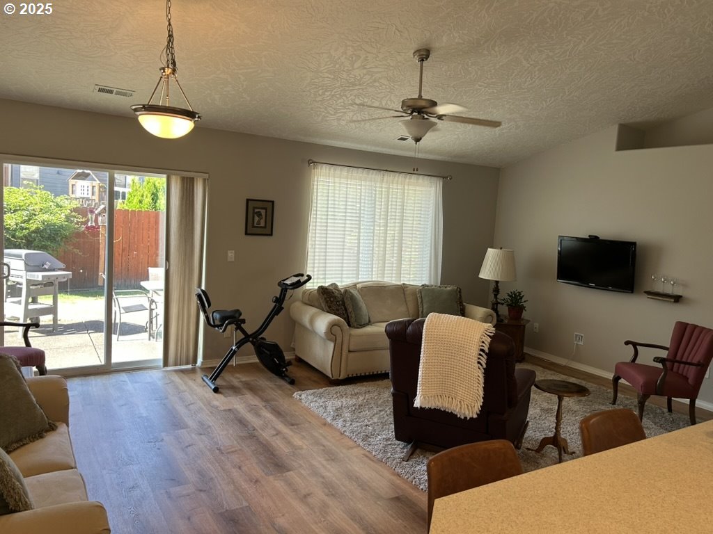 736 Kelsey Loop Molalla, OR 97038 - Photo 8 of 21 Great Room