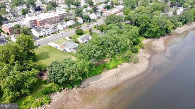 an aerial view of residential house with outdoor space and lake view
