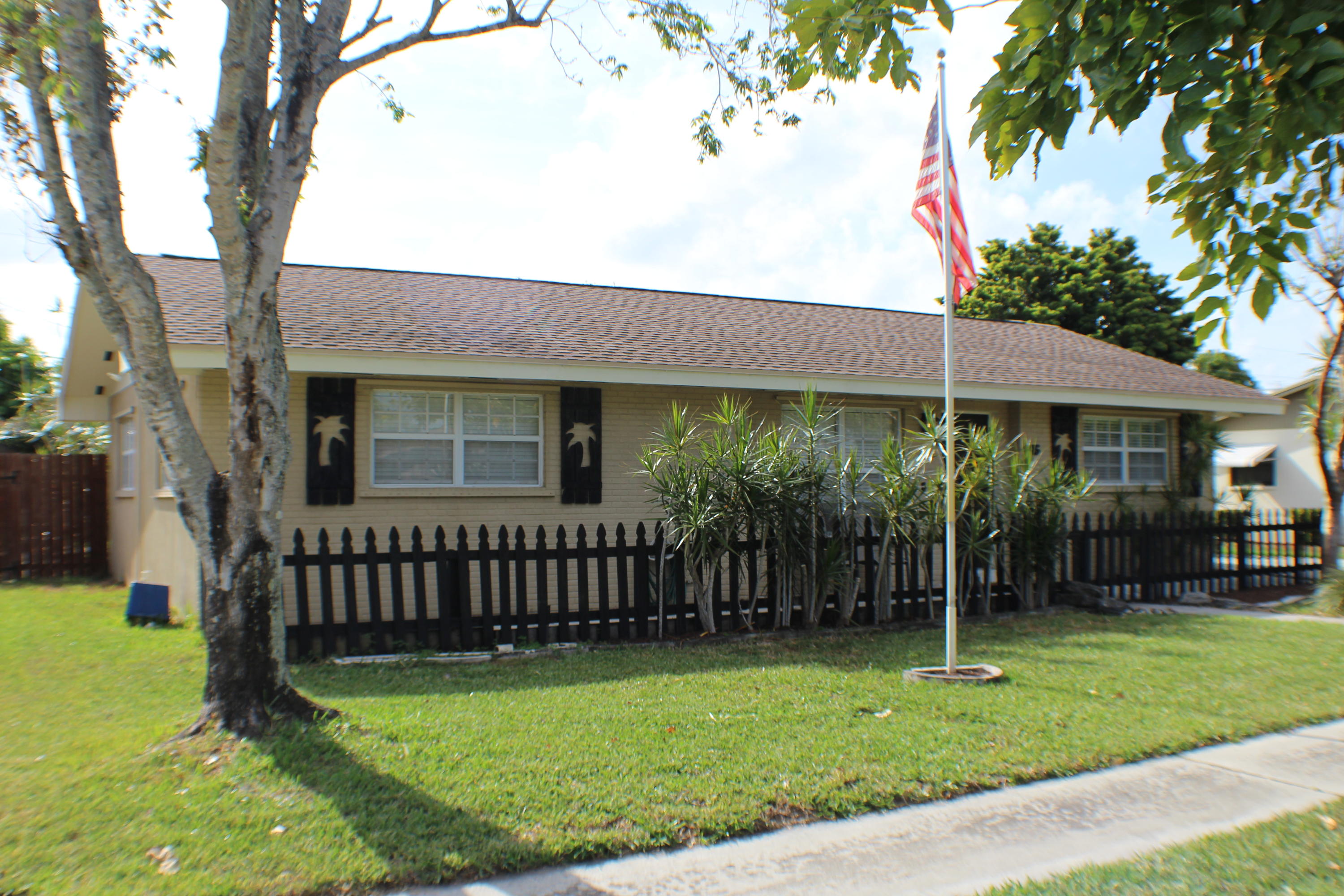445 Gulfstream Road Palm Springs, FL 33461 - Photo 1 of 9 Front View