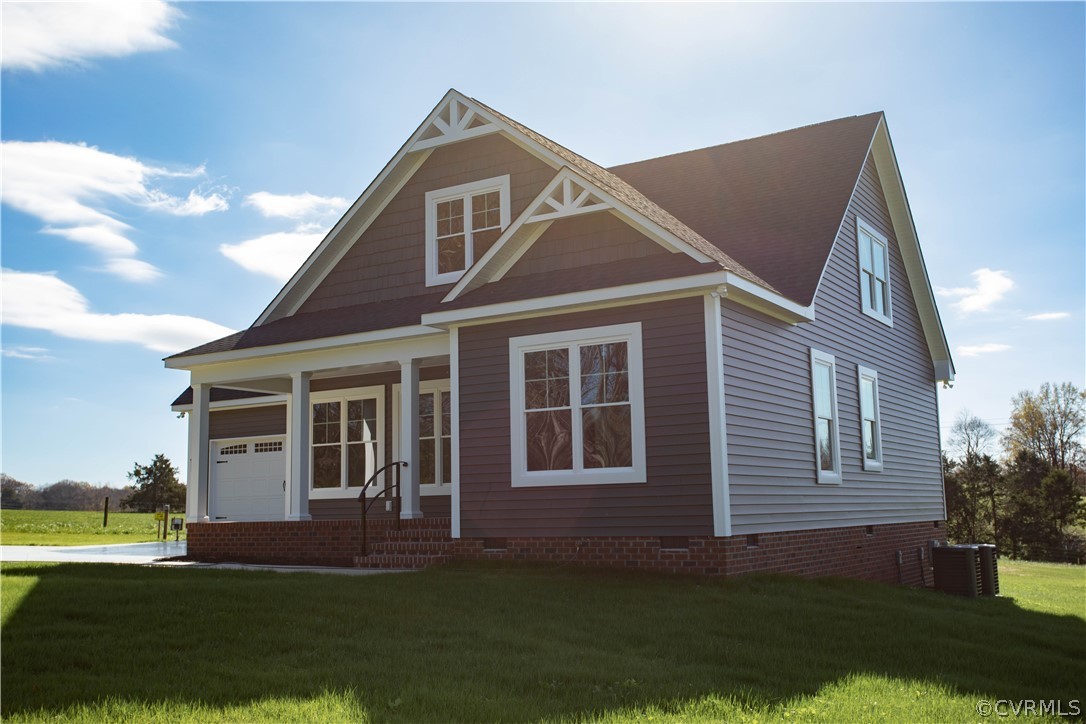 460 Jamestown Road Farmville, VA 23901 - Photo 7 of 50 a front view of a house with a garden