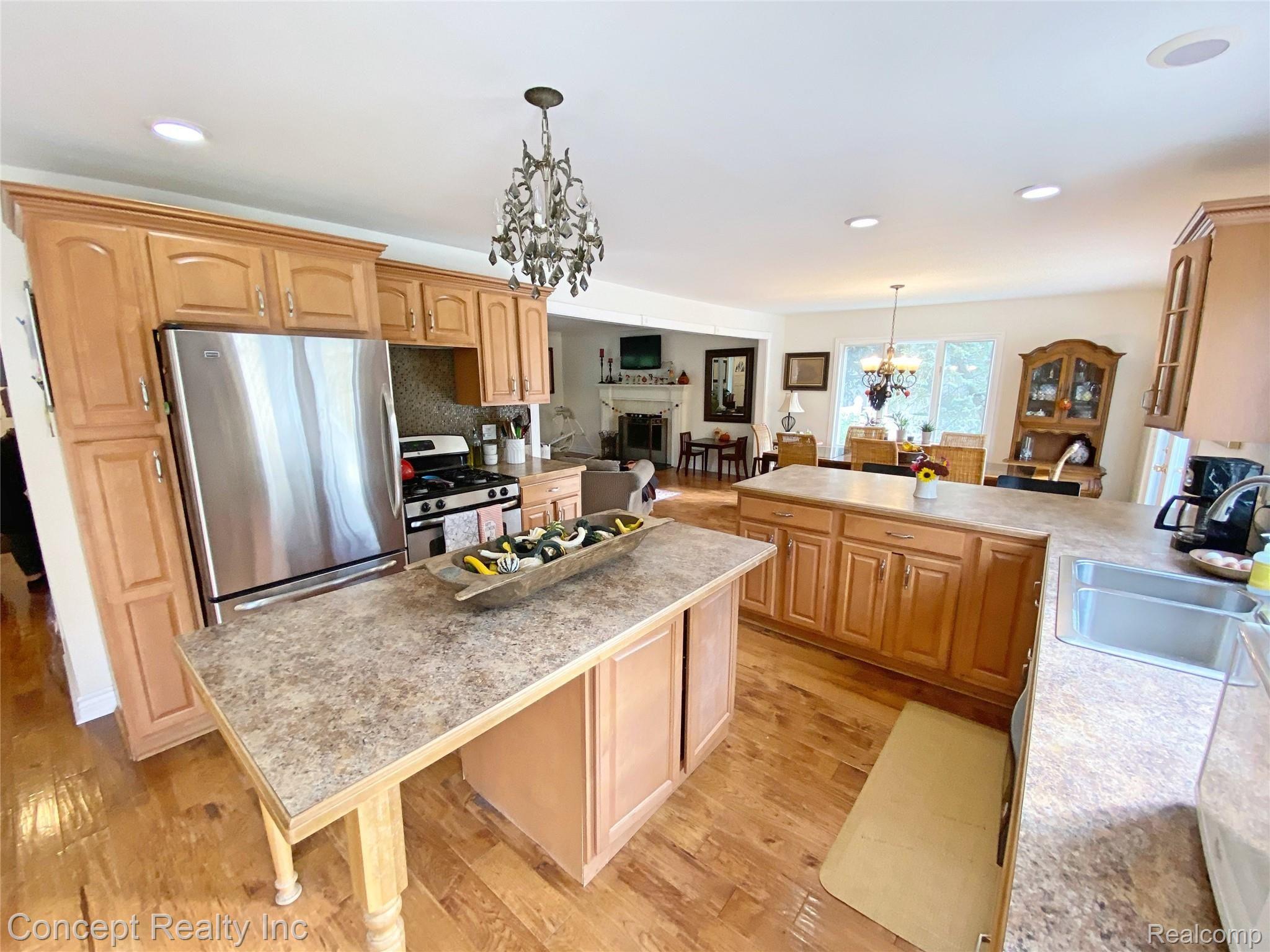 22160 Meridian Road Grosse Ile, MI 48138 - Photo 5 of 37 IMG_1926_Fotor.jpg