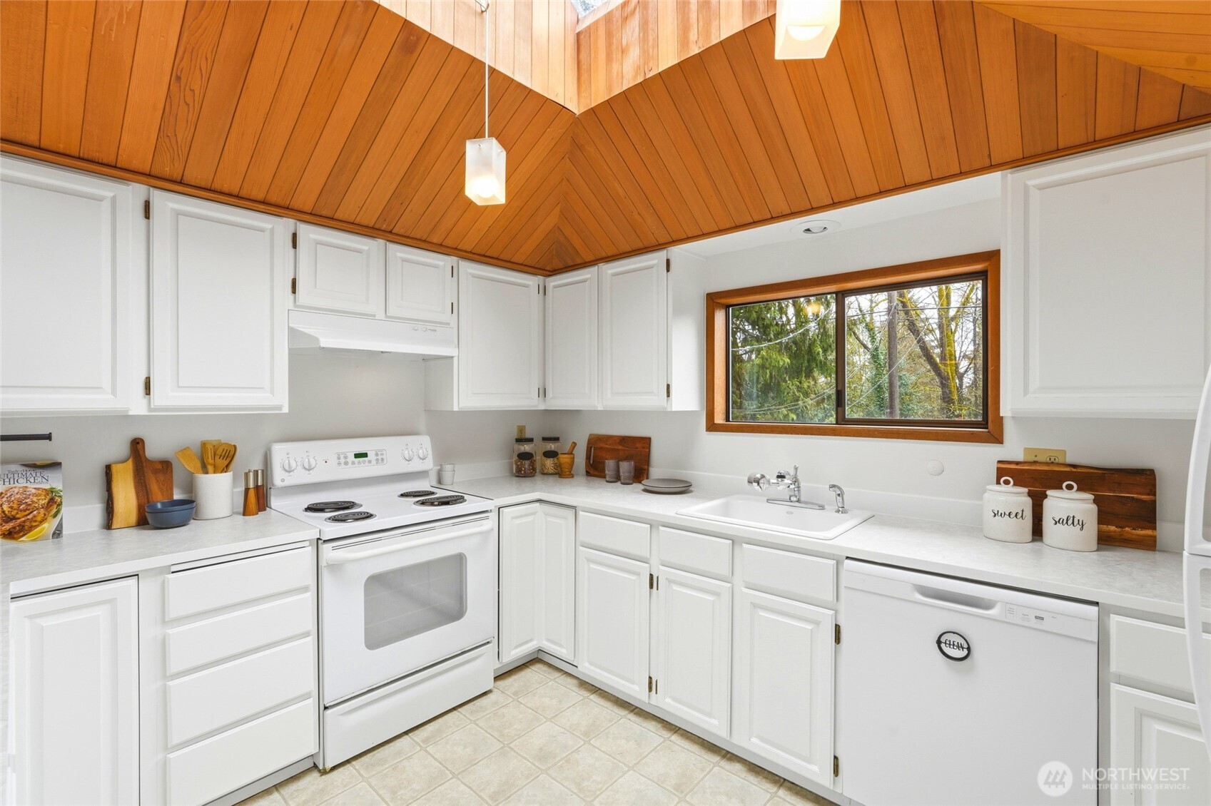 2545 Northeast 95th Street Seattle, WA 98115 - Photo 17 of 40