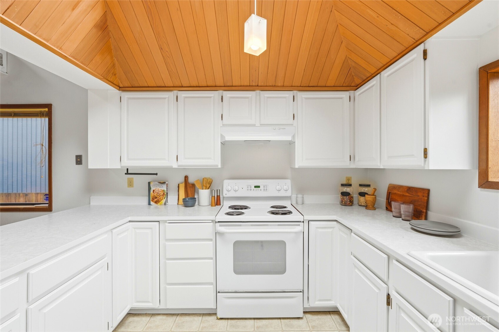 2545 Northeast 95th Street Seattle, WA 98115 - Photo 18 of 40