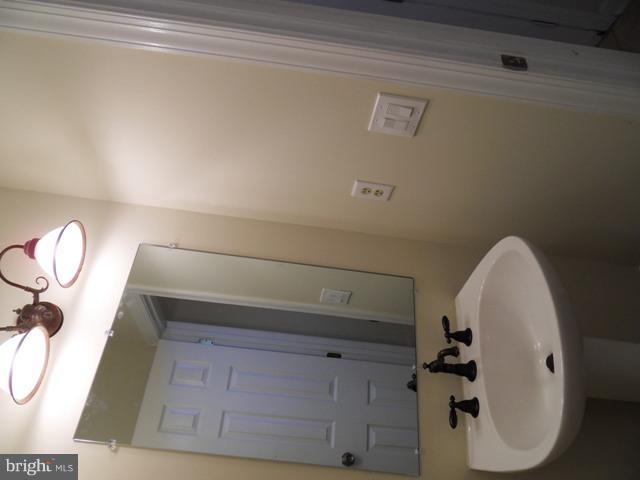 43441 Postrail Square Ashburn, VA 20147 - Photo 13 of 24 a close view of cabinet