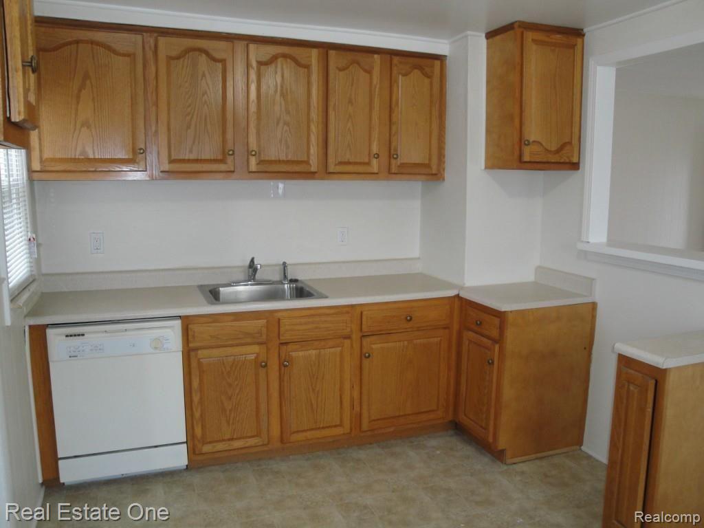 110 Manatee Hazel Park, MI 48030 - Photo 9 of 19