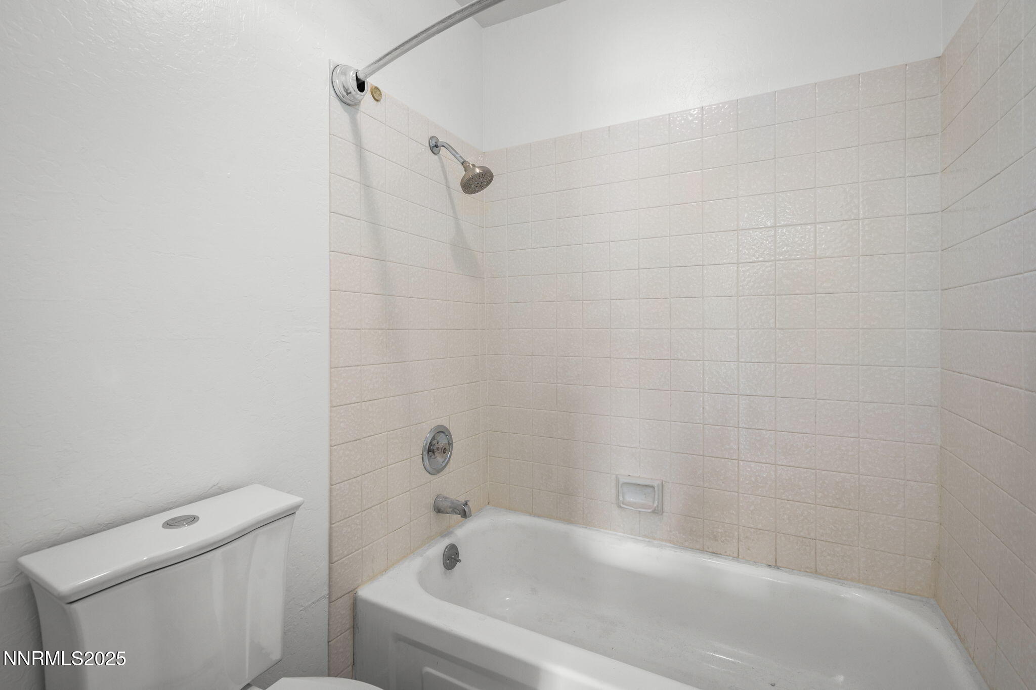 2845 Idlewild Drive, Unit 313 Reno, NV 89509 - Photo 11 of 27 a bathroom with a bathtub and toilet