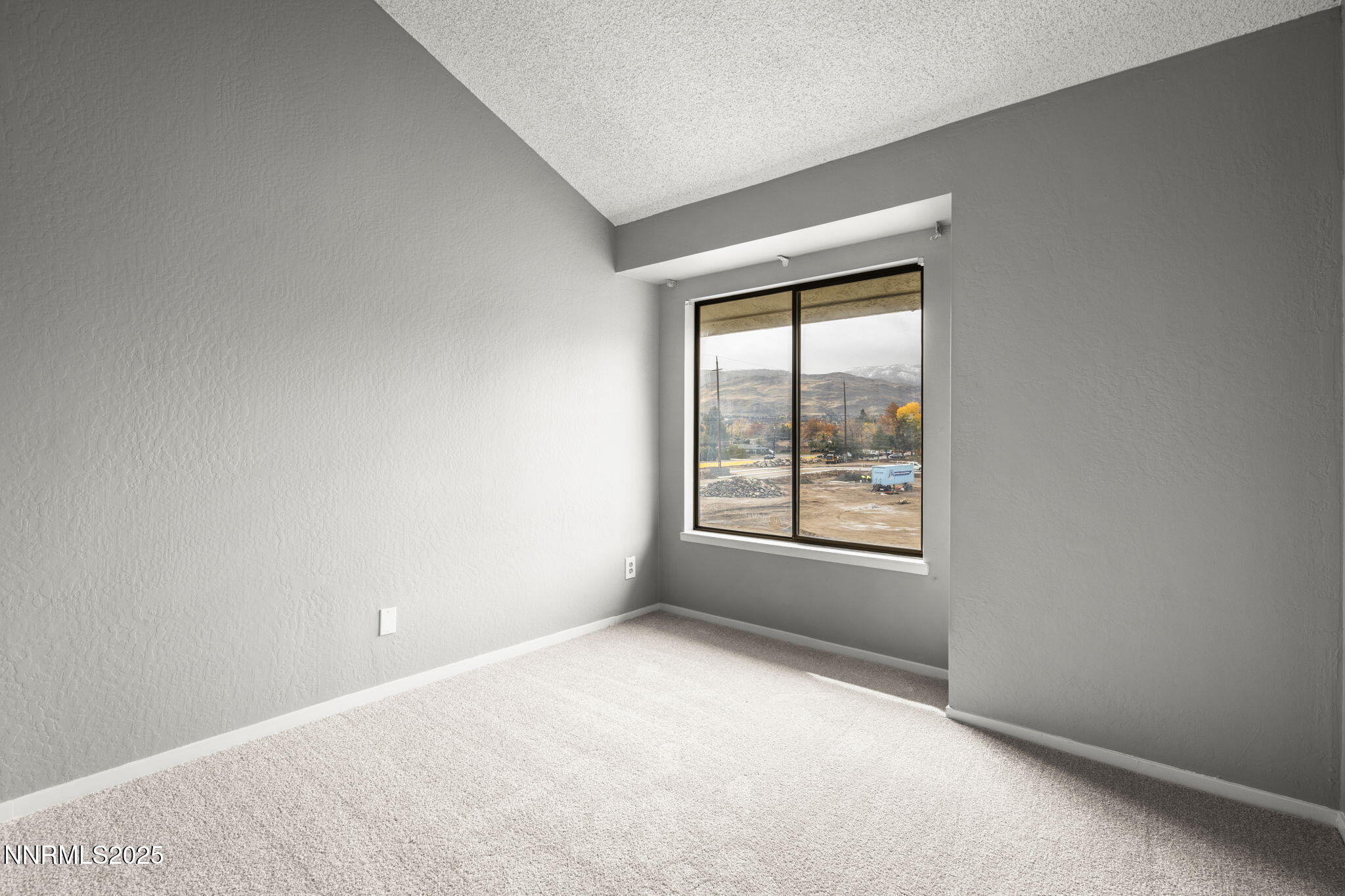 2845 Idlewild Drive, Unit 313 Reno, NV 89509 - Photo 8 of 27 an empty room with a window
