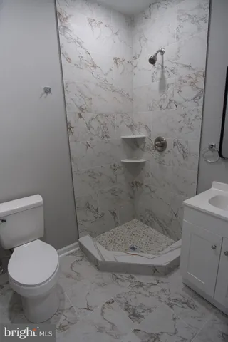 a bathroom with a toilet and a shower