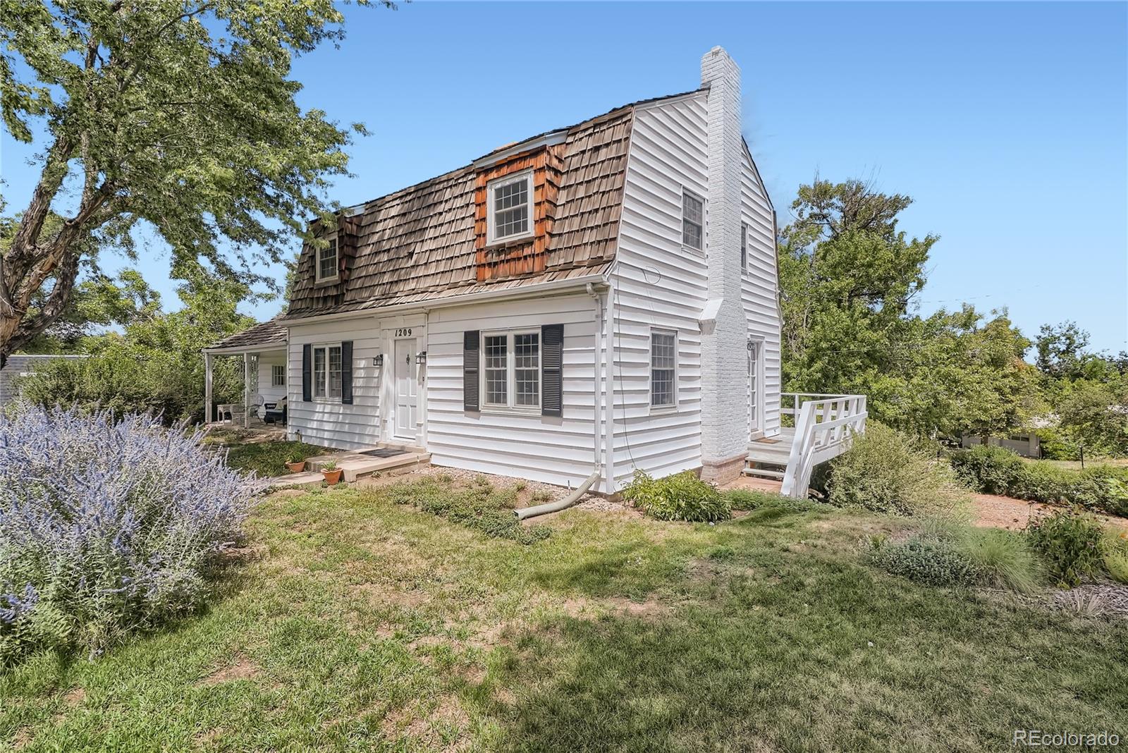 a house view with a outdoor space