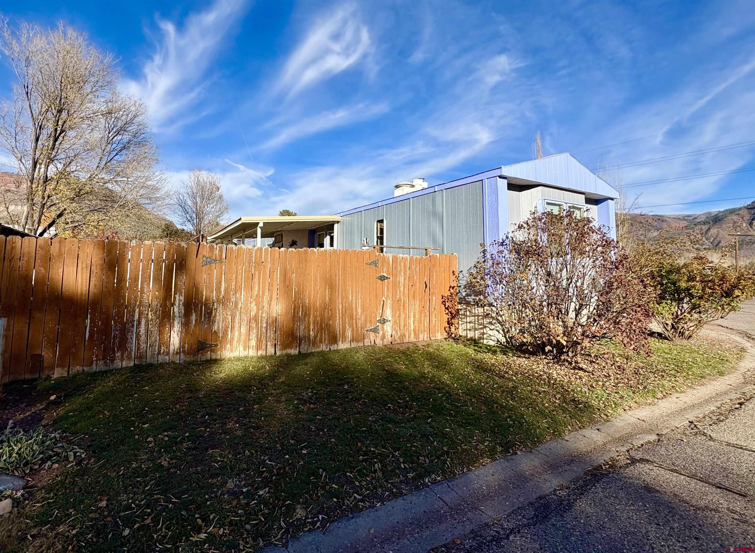 a view of a backyard