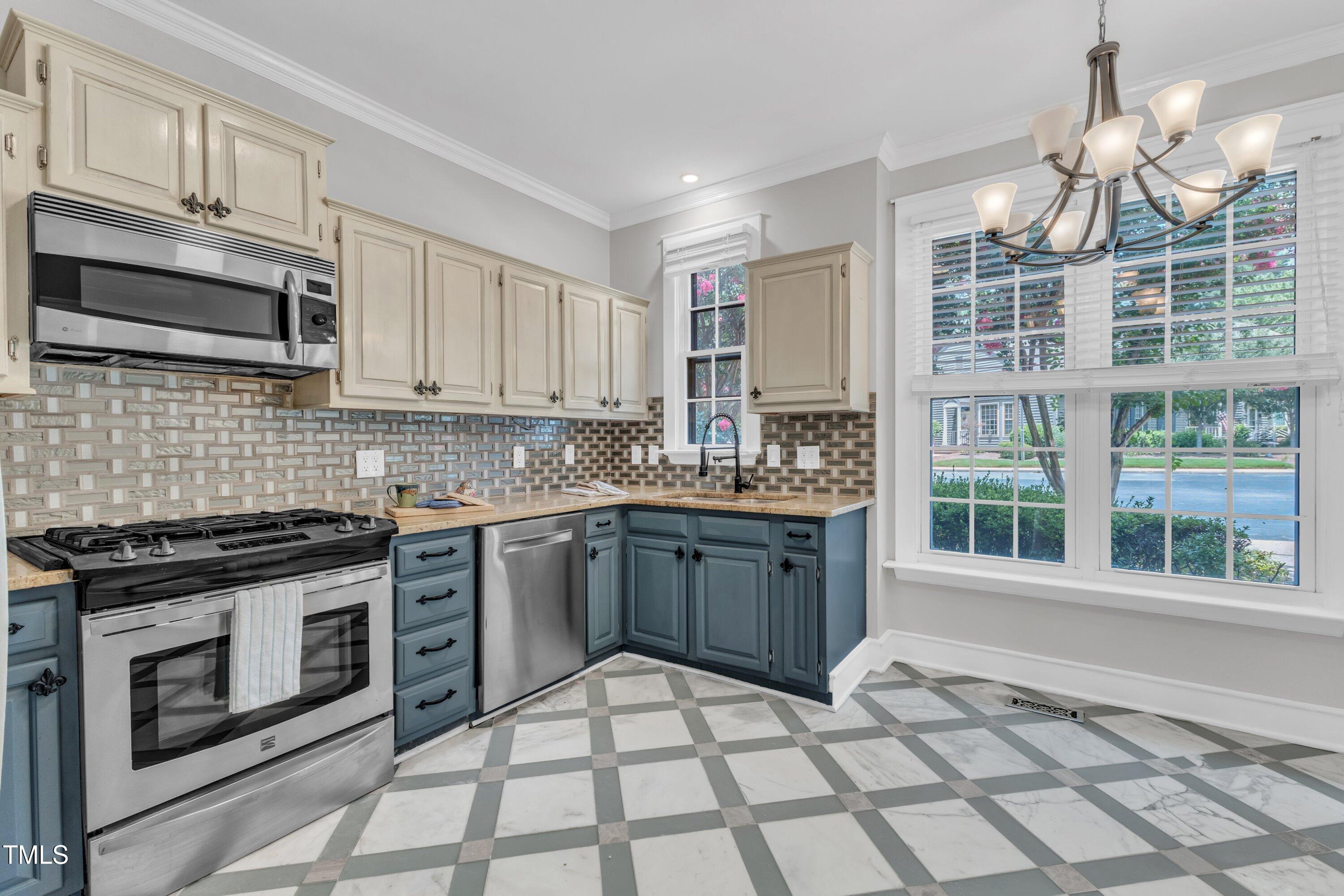 906 Albany Court Raleigh, NC 27615 - Photo 5 of 42 09-906 Albany-9