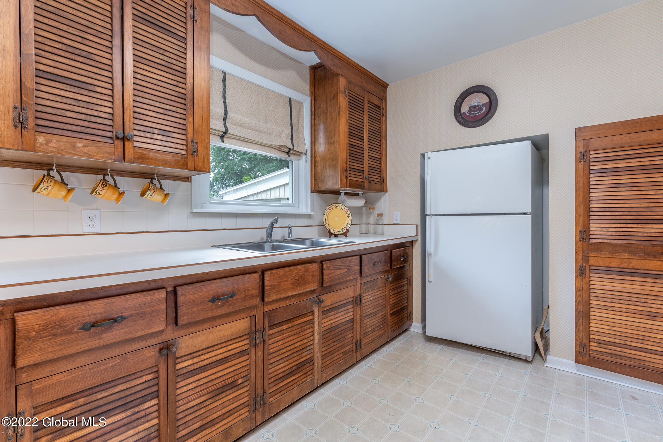 324 Sullivan Road Schenectady, NY 12304 - Photo 6 of 32 5