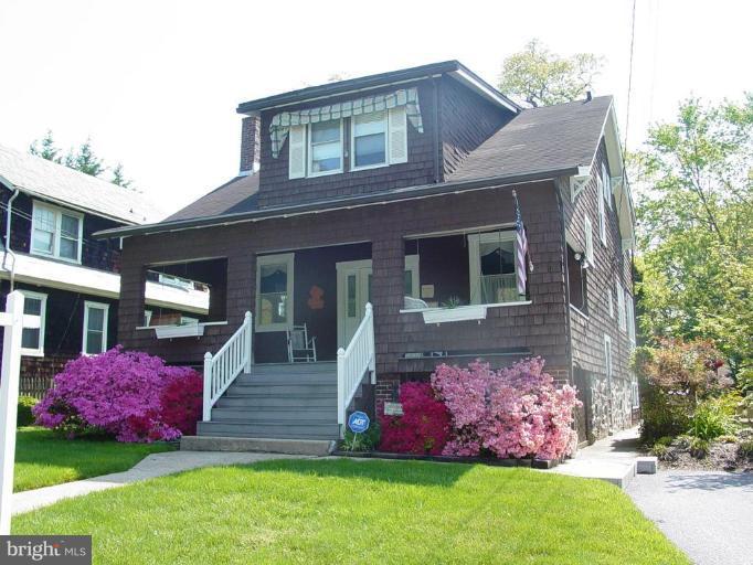 Captivating colonial in great condition