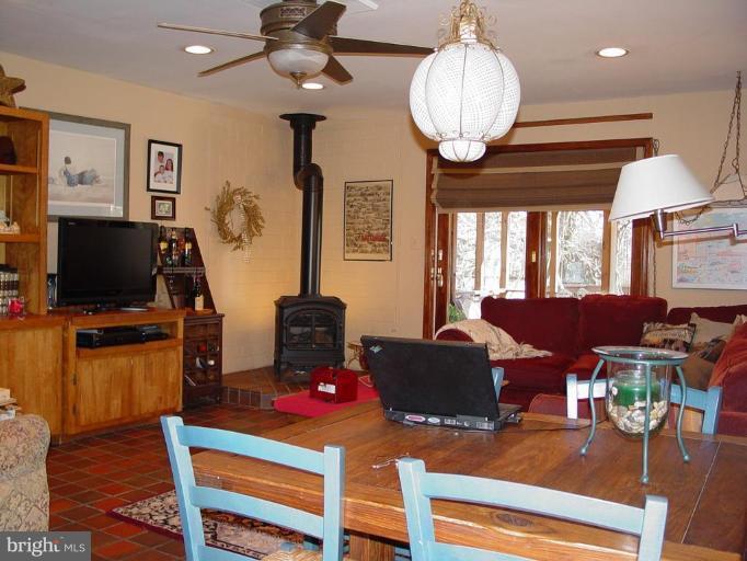 1st level family rm w/ gas fp.