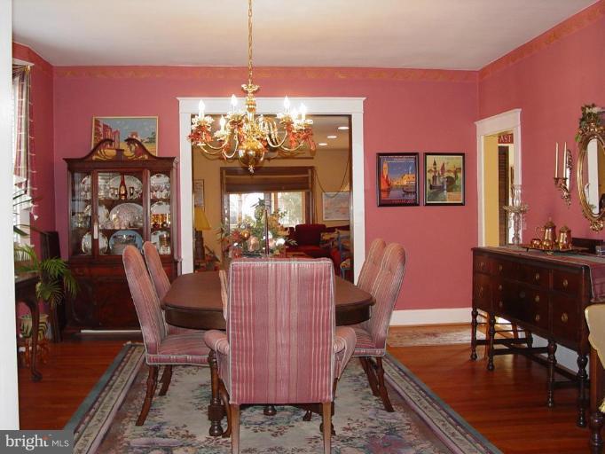 Bay window, gorgeoous floors, open to famrm.
