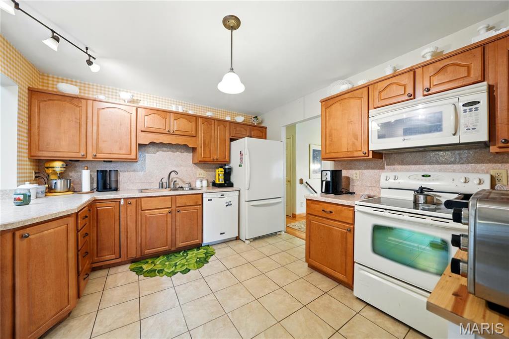 425 Melanie Meadows Lane Ballwin, MO 63021 - Photo 9 of 26