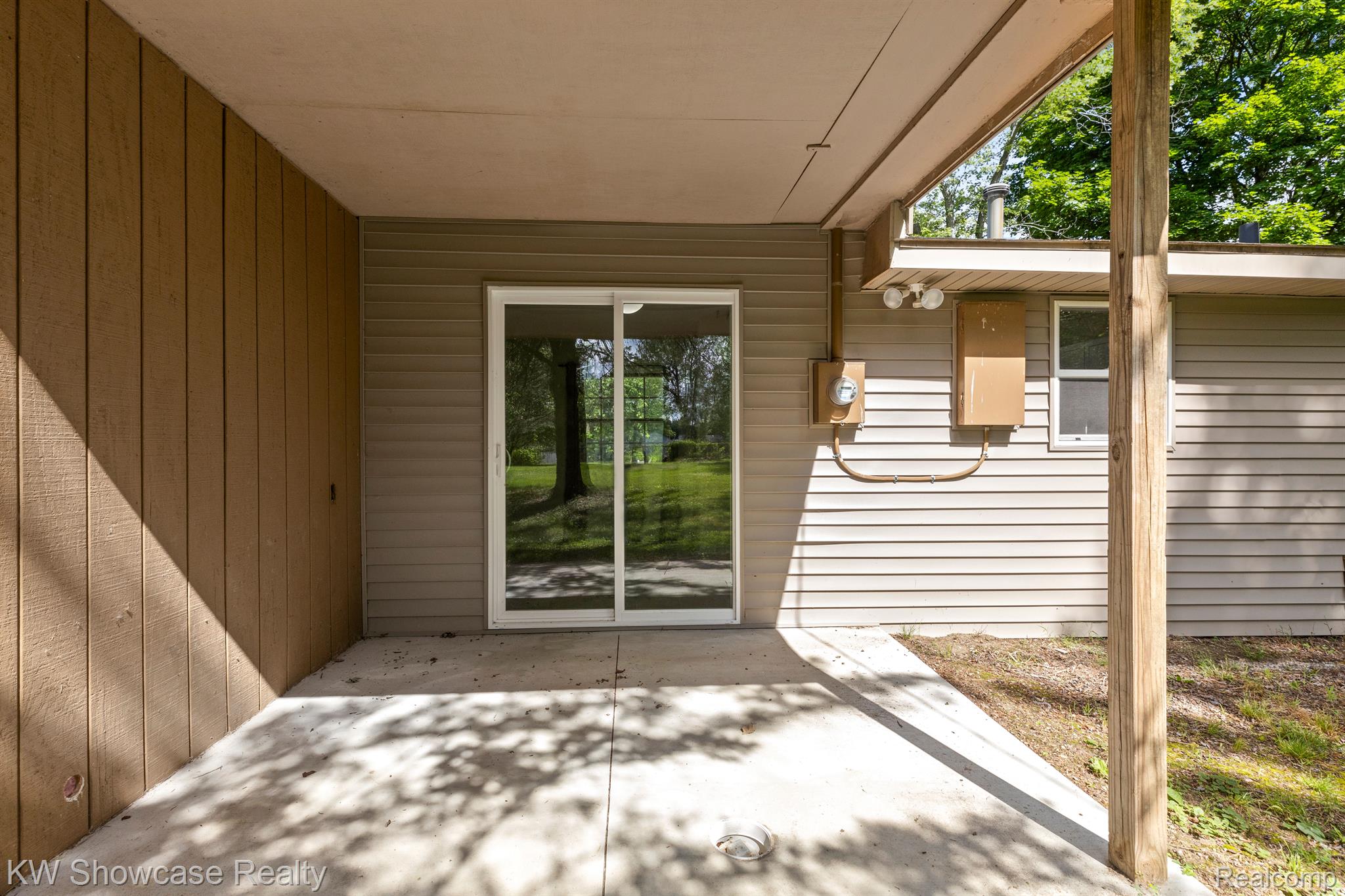 1804 Payson Road Walled Lake, MI 48390 - Photo 4 of 21 Covered patio