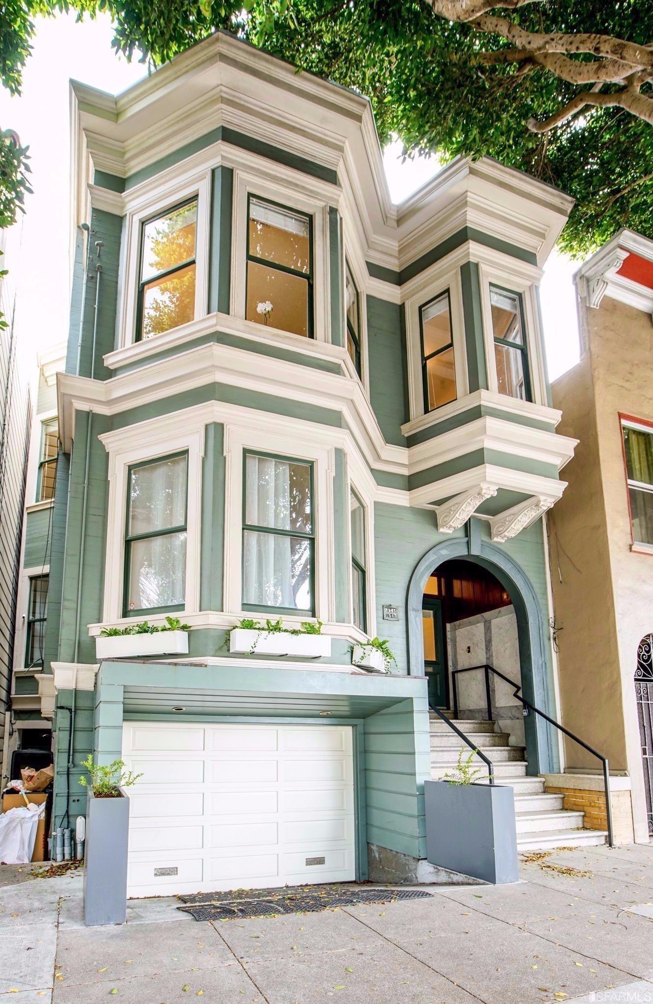 Welcome to 1545 Dolores!  Located on a flat block, this condo is easily walkable and close to all the great retail that Noe Valley has to offer.