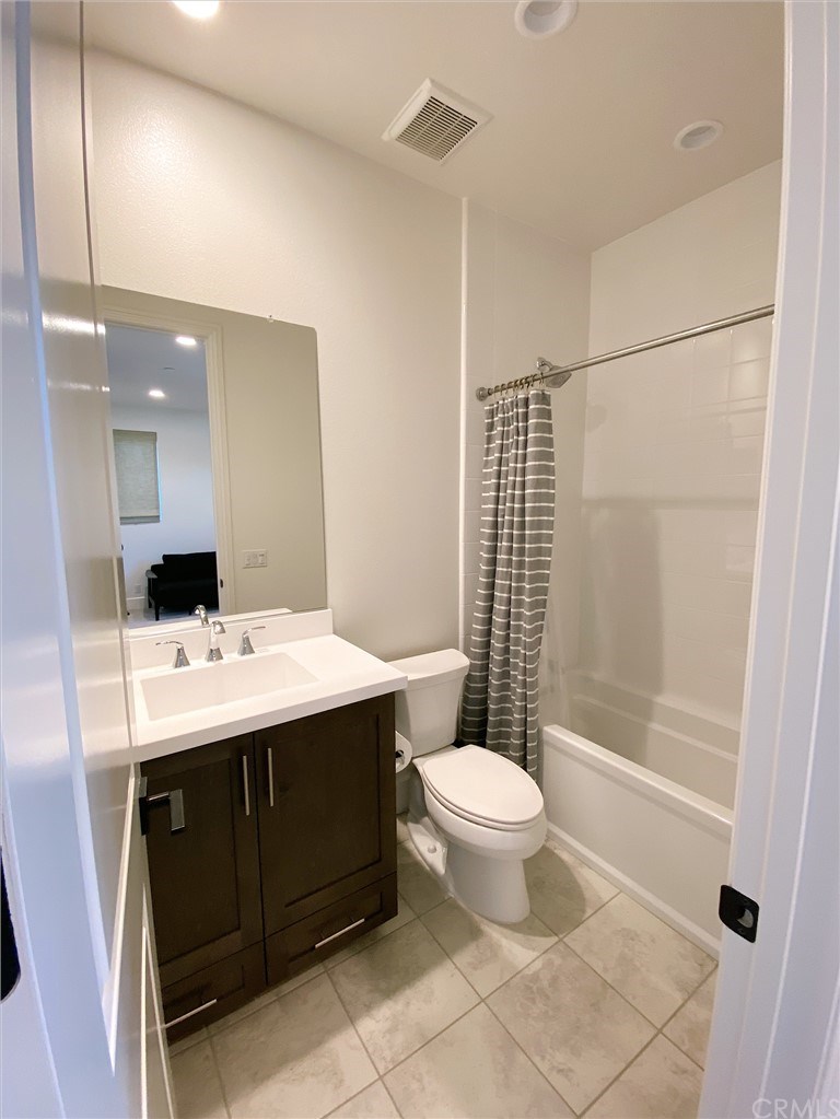85 Rockinghorse Irvine, CA 92602 - Photo 29 of 33 Bathroom inside Bedroom 3