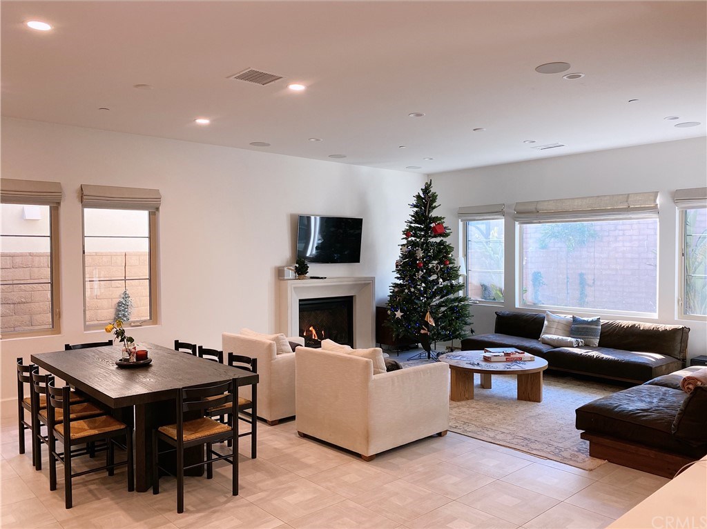 85 Rockinghorse Irvine, CA 92602 - Photo 5 of 33 Dining area and living room