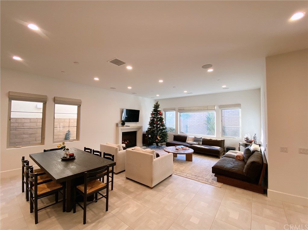 85 Rockinghorse Irvine, CA 92602 - Photo 6 of 33 Dining area and living room