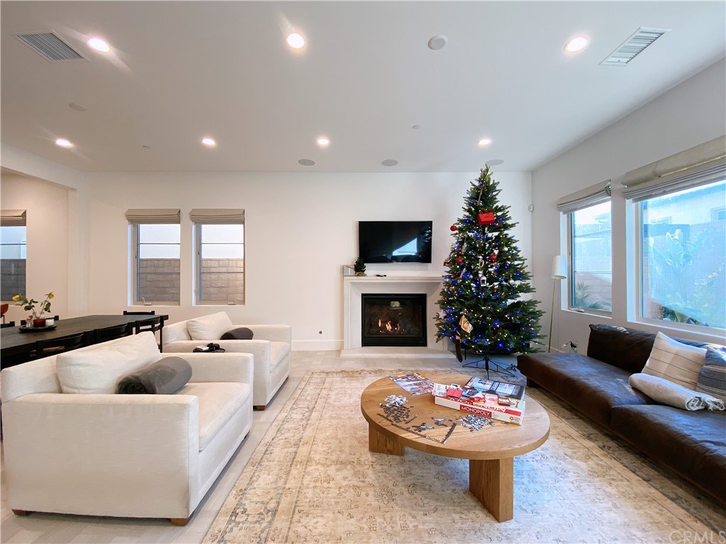 85 Rockinghorse Irvine, CA 92602 - Photo 9 of 33 Living room