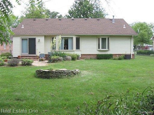 9811 Farmington Road Livonia, MI 48150 - Photo 18 of 24 back of home