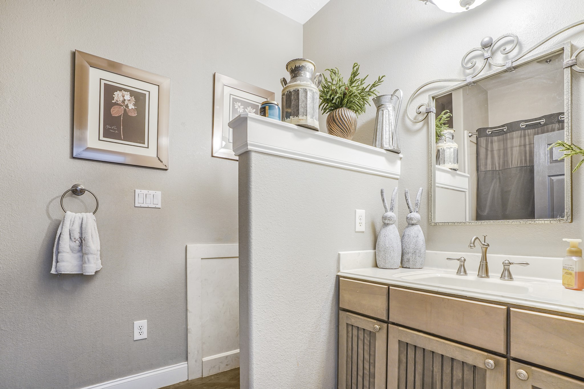 20547 Crosby Eastgate Road Crosby, TX 77532 - Photo 20 of 44 Hall bath in the first house.