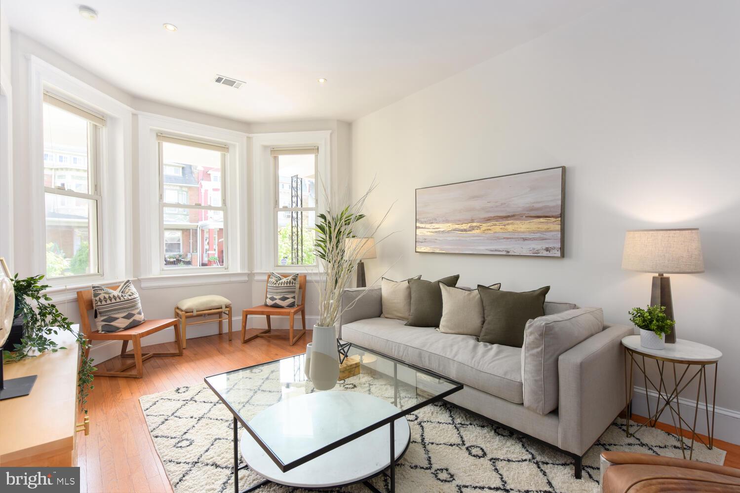 125 Randolph Place Northwest Washington, DC 20001 - Photo 2 of 51 Beautiful South-facing Bayfront Living Room