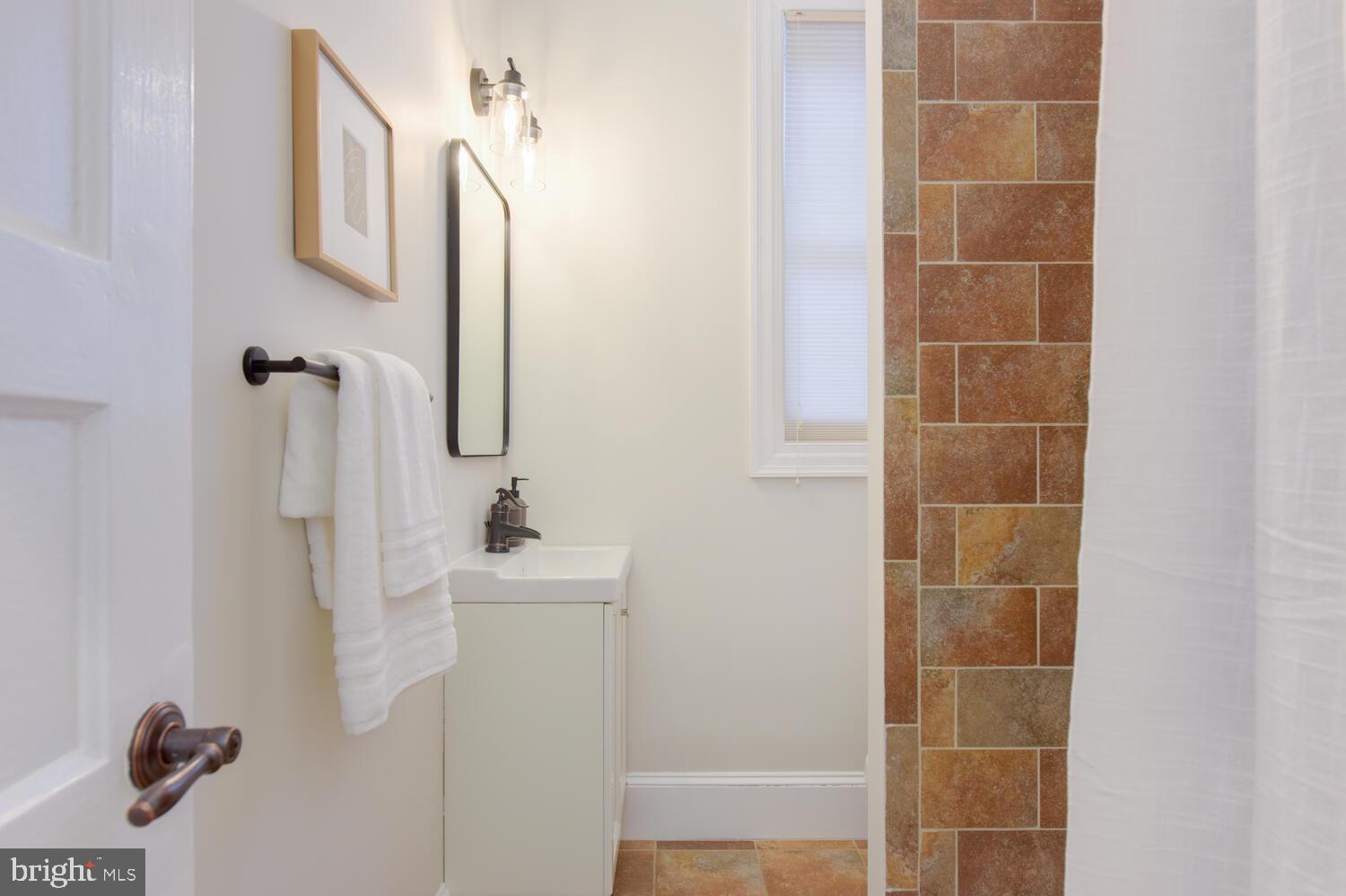 125 Randolph Place Northwest Washington, DC 20001 - Photo 23 of 51 Full Hall Bath with Shower & Tub