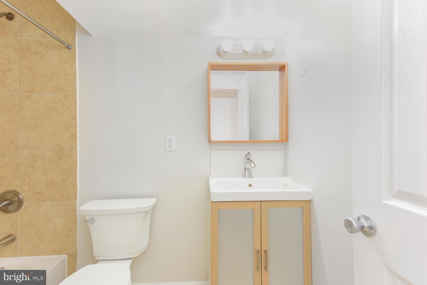 125 Randolph Place Northwest Washington, DC 20001 - Photo 38 of 51 LL Unit: Full Bath w Tub/Shower