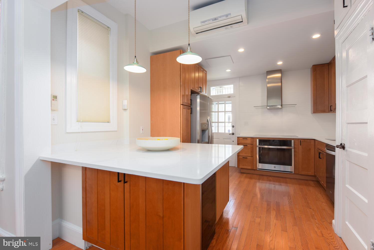 125 Randolph Place Northwest Washington, DC 20001 - Photo 10 of 51 Calacatta Quartz Breakfast Bar w Wine Fridge