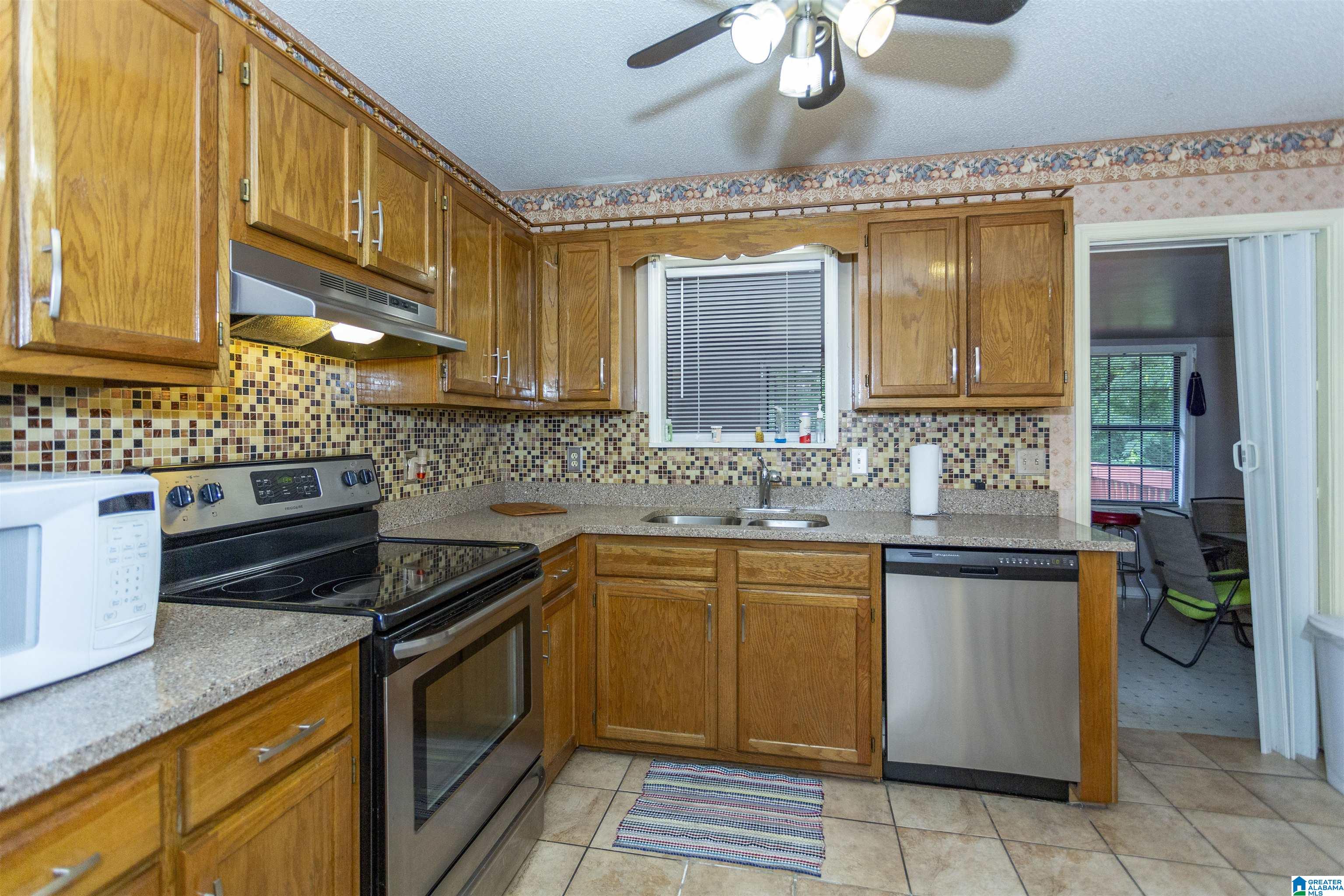 609 Live Oak Circle Fairfield, AL 35064 - Photo 10 of 28