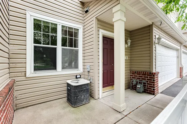 $2,295 | 5040 Holly Lane North, Unit 3, Plymouth, MN 55446