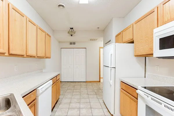 $2,295 | 5040 Holly Lane North, Unit 3, Plymouth, MN 55446