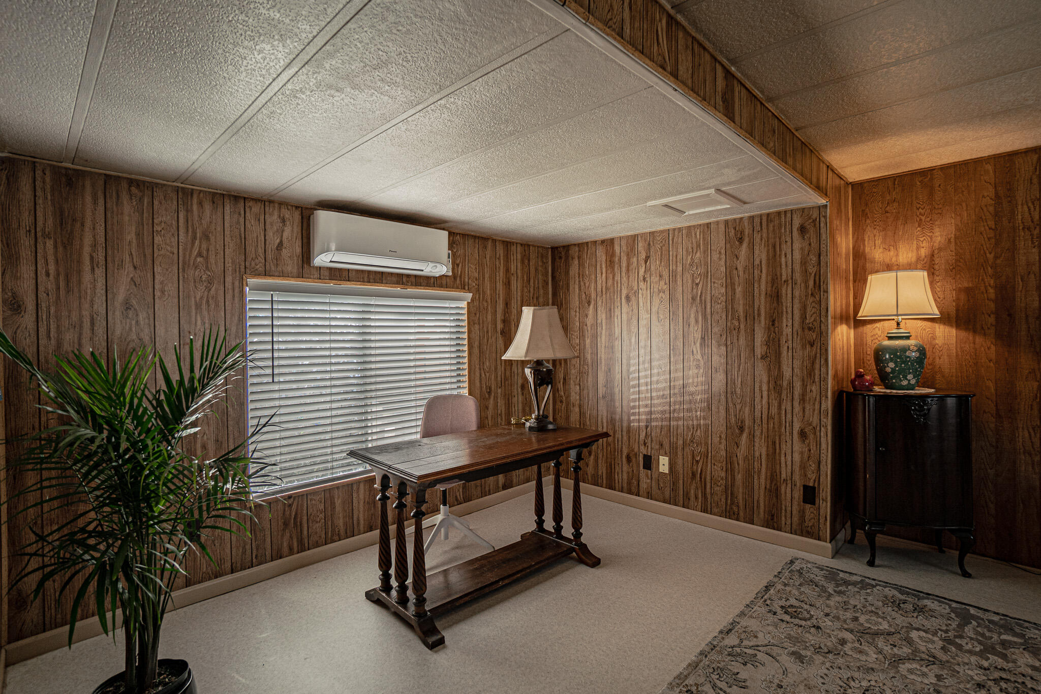 421 Stevens Road, Unit 26 Eagle Point, OR 97524 - Photo 11 of 23 a room with furniture and a potted plant