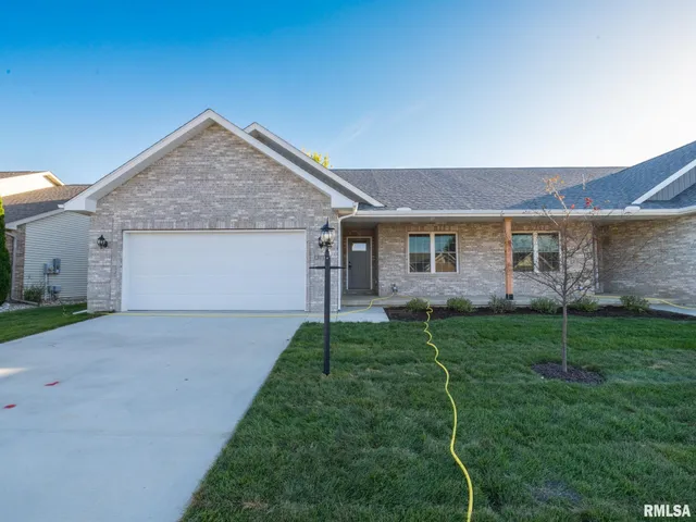 $359,900 | 3716 West Eagle Point Drive, Peoria, IL 61615