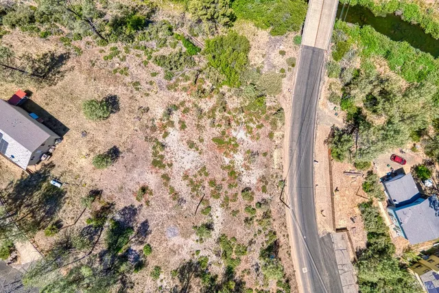 a view of a yard with a tree